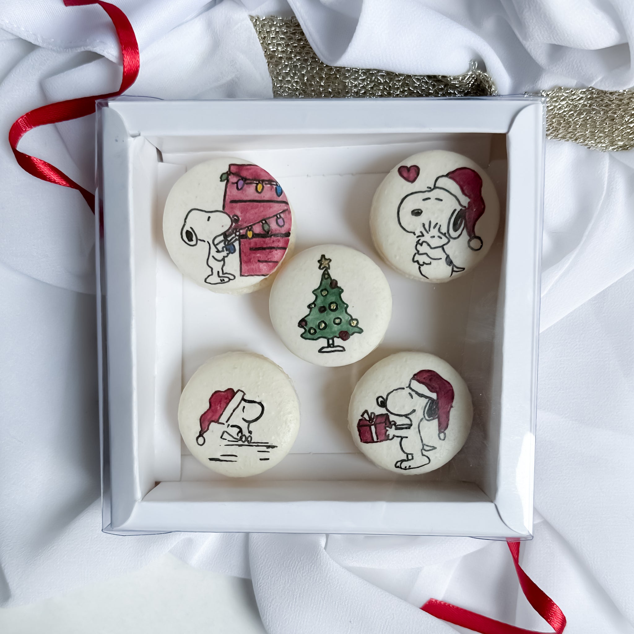 Festive Snoopy Gold Handpainted Macaron Box